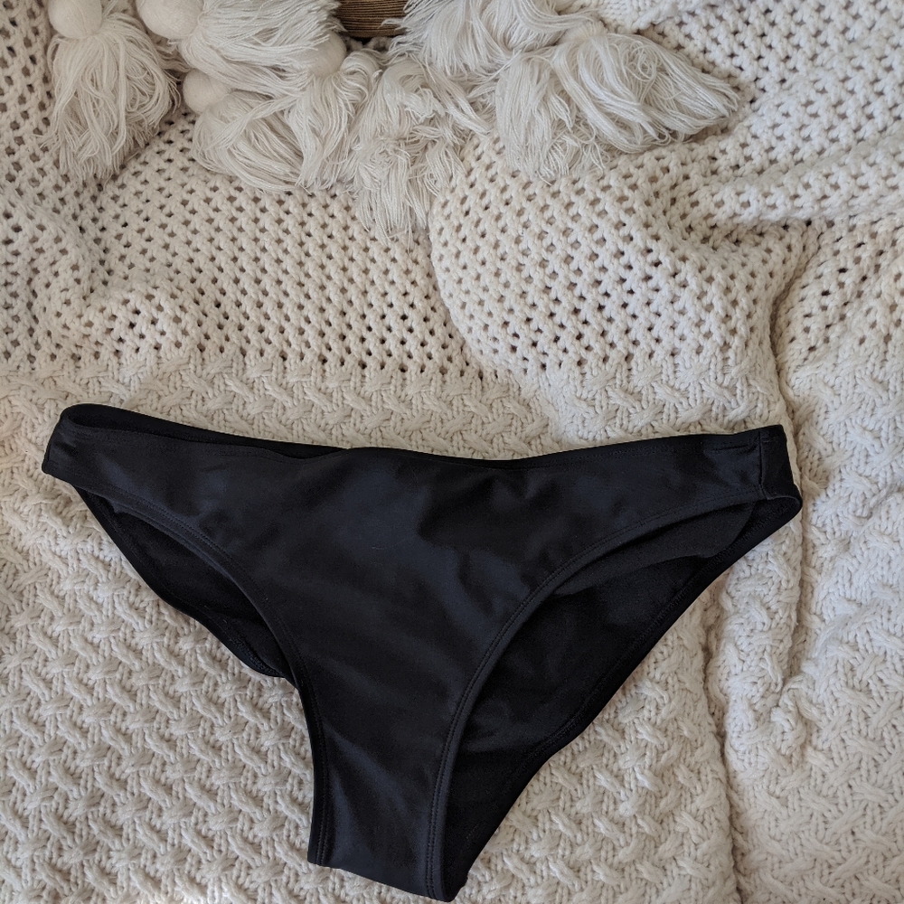 NWT Xhilaration cheeky scrunch-butt bikini bottom